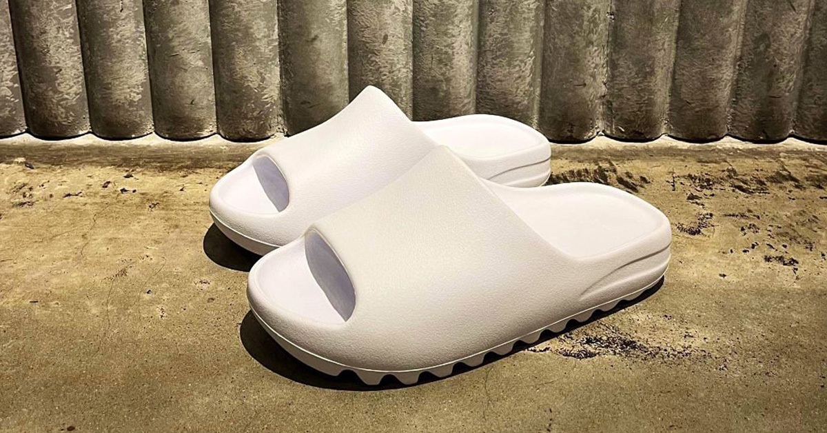 Der Unreleased adidas Yeezy Slide White Salt setzt auf Minimalismus